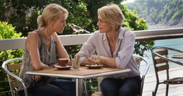 Die besten Freundinnen und M&uuml;tter Lil (Naomi Watts, l.) und Roz (Robin Wright, r.), m&uuml;ssen feststellen, dass sie sich in den Sohn der jeweils anderen verliebt haben - doch kann das gutgehen?