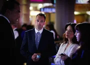 Er kann es nicht lassen: Sherlock (Jonny Lee Miller, l.) mischt sich trotz Joan (Lucy Liu, M.) weiterhin in Kittys (Ophelia Lovibond, r.) Privatleben ein ...