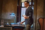Holmes (Jonny Lee Miller, l.) und Watson ermitteln im Fall des Raubs einer seltenen Landkarte ...