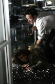 Auf das FBI-B&uuml;ro wird ein &Uuml;berfall ver&uuml;bt. Don (Rob Morrow, r.) und Charlie (David Krumholtz, l.) k&ouml;nnen sich gerade noch rechtzeitig in Sicherheit bringen ...