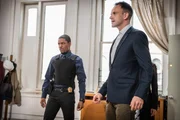 Ermitteln in einem neuen Fall: Holmes (Jonny Lee Miller, r.) und Detective Bell (Jon Michael Hill, l.) ... Ermitteln in einem neuen Fall: Holmes (Jonny Lee Miller, r.) und Detective Bell (Jon Michael Hill, l.) ...