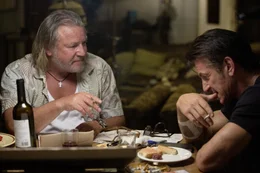 Stanley (Ray Winstone, l.); Jim Terrier (Sean Penn, r.)