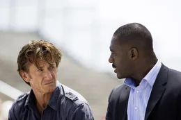 Jim Terrier (Sean Penn, l.); Jackie Barnes (Idris Elba, r.)