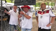 Die Fingerhuths und deren Freunde im Fu&szlig;ballfieber: W&auml;hrend die M&auml;nner versuchen, Probleme mit dem TV-Empfang zu l&ouml;sen, sind die Frauen f&uuml;r den Grill verantwortlich. Die M&auml;nner freuen sich auf leckere Steaks, die Frauen haben anderes vor...