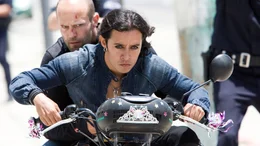 Venus (Efren Ramirez, vo.) und Chev (Jason Statham, hi)