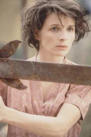 Die junge Krankenschwester Hana (Juliette Binoche) bleibt mit ihrem transportunf&auml;higen Patienten in einem verlassenem Kloster der Toskana zur&uuml;ck ...