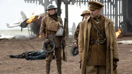 Private Atkins (Adam Hugill, li.), Private parry (Gerran Howell) und Captain Smith (Mark Strong, re.)