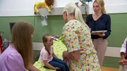 Kurz vor ihrer Operation bekommt ein sechsjähriges Mädchen plötzlich hohes Fieber. Dahinter steckt ein Geheimnis. Kurz vor ihrer Operation bekommt ein sechsjähriges Mädchen plötzlich hohes Fieber. Dahinter steckt ein Geheimnis.