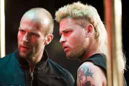 In einer Striptease-Bar trifft Chev (Jason Statham, l.) auf Randy (Corey Haim), dessen Freundin dort als Tabledancerin arbeitet.