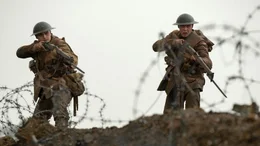 Zwei britische Soldaten (Dean-Charles Chapman, li.; Geore MacKay, re.)  erhalten einen h&ouml;chst riskanten Auftrag...