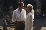 L-R: Alm&aacute;sy (Ralph Fiennes), Hana (Juliette Binoche)