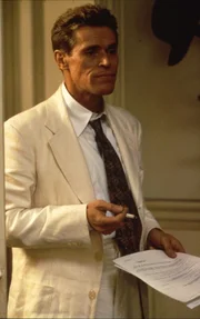 Der verschlagene Caravaggio (Willem Dafoe) glaubt, in dem durch Brandwunden entstellten englischen Patienten, einen gesuchten Spion wiederzuerkennen.