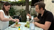 Henning und seine Frau Anja wiederum haben beschlossen, sich an einem selbstgemachten Birnenlikör aus Gartenobst zu versuchen. Henning und seine Frau Anja wiederum haben beschlossen, sich an einem selbstgemachten Birnenlikör aus Gartenobst zu versuchen.