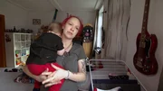 Die 37-jährige Mandy ist Mutter einer Großfamilie. Sie kümmert sich Vollzeit um die Kinder. Die 37-jährige Mandy ist Mutter einer Großfamilie. Sie kümmert sich Vollzeit um die Kinder.