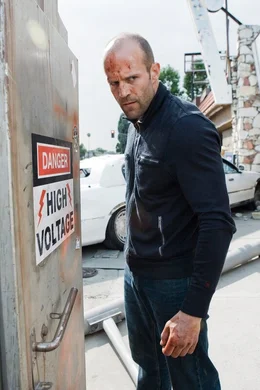 Dem Auftragskiller Chev Chelios (Jason Statham) wurde von Triaden ein k&uuml;nstliches Herz eingepflanzt. Um zu &uuml;berleben, muss er das Kunstherz regelm&auml;&szlig;ig heftigen Stromst&ouml;&szlig;en aussetzen.