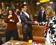 Rachel (Jennifer Aniston, r.) ist au&szlig;er sich vor Freude, als sie den ber&uuml;hmten Schauspieler Joey Tribbiani (Matt LeBlanc, M.) kennen lernt. Monica (Courteney Cox, l.) interessiert sich w&auml;hrenddessen nur f&uuml;rs Essen.