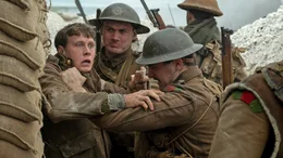 Schofield (George MacKay, li.) mit Kameraden