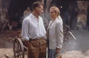 Katharine Clifton (Kristin Scott Thomas, r.) und L&agrave;szl&ograve; Alm&agrave;sy (Ralph Fiennes, l.) verbindet eine leidenschaftliche Liebe. Doch diese steht in den Wirren des zweiten Weltkriegs unter einem ung&uuml;nstigen Stern ...