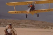 L&agrave;szl&ograve; Alm&agrave;sy (Ralph Fiennes) erlebt in der Sahara einen Luftangriff. Wird er in dieser W&uuml;ste Deckung finden?