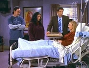 Phoebe (Lisa Kudrow, r.) liegt nach einer Herzattacke im Krankenhaus. Ihre Freunde Chandler (Matthew Perry, l.), Monica (Courteney Cox, 2.v.l.) und Ross (David Schwimmer, 2.v.r.) besuchen sie.