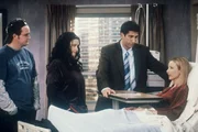 Was w&auml;re wenn: Die erfolgreiche Brokerin an der Wallstreet, Phoebe (Lisa Kudrow, r.), liegt nach einer Herzattacke im Krankenhaus. Chandler (Matthew Perry, l.), Monica (Courteney Cox, 2.v.l.) und Ross (David Schwimmer, 2.v.r.) besuchen sie.