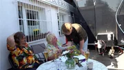 Nachdem das gro&szlig;e Erntedankfest am Vortag gestartet ist, herrscht bei Marion und Holger etwas Katerstimmung. Kein Wunder, denn die beiden mussten bis in die Nacht ihre G&auml;ste bewirten.