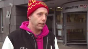 Chris ist Arbeitsverweigerer und lebt im Ruhrgebiet, er sieht keinen Sinn darin zu arbeiten, wenn man vom Steuerzahler leben kann. Chris ist Arbeitsverweigerer und lebt im Ruhrgebiet, er sieht keinen Sinn darin zu arbeiten, wenn man vom Steuerzahler leben kann.