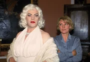 Nikola (Mariele Millowitsch) gibt Tim (Oliver Reinhard) noch eine letzte Chance. Aber nur, wenn er als "Marilyn" nicht zu dick auftr&auml;gt.