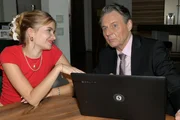 Gerner (Wolfgang Bahro) will sich den nahen Moment mit Yvonne vor Johanna (Charlott Reschke) nicht eingestehen.