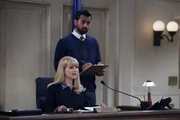 Melissa Rauch als Abby Stone und Kapil Talwalkar als Neil