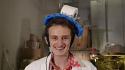 Checker Julian mit einer seiner Lieblings-Erfindung: Der mobilen Klorolle.