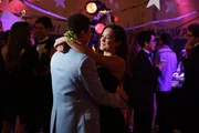 Geoff Schwartz (Sam Lerner, l.); Erica Goldberg (Hayley Orrantia, r.)