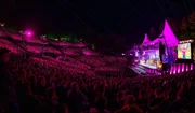 Mario Barth mit seinem Live-Programm "M&auml;nner sind Frauen, manchmal aber auch ... vielleicht" auf der Waldb&uuml;hne in Berlin