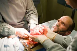 Profikiller Chev Chelios (Jason Statham) landet auf dem OP-Tisch der chinesischen Mafia, wo ihm von Chirurgen das Herz entfernt und stattdessen ein batterie-betriebenes Kunstherz implantiert wird.