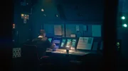 Ein Mann arbeitet in einem Kontrollraum