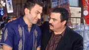 Onkel Achmed nimmt Murat zur Seite. Er findet seine Freundin Shakira sehr seltsam. Achmed bittet Murat um etwas, was Murat positiv überrascht. Onkel Achmed nimmt Murat zur Seite. Er findet seine Freundin Shakira sehr seltsam. Achmed bittet Murat um etwas, was Murat positiv überrascht.