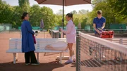 Joana (Josephine Martz, M.) hat eine romantische Idee, wie Simone (Tatjana Clasing) Richard immer bei sich haben kann. Rechts Elias (Robin Schick)