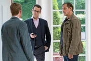 Für Lars (Ingo Naujoks, M.) und Finn (Sven Martinek, r.) steht schnell Moritz von Dornhain (Max Engelke, l.) unter Verdacht. Für Lars (Ingo Naujoks, M.) und Finn (Sven Martinek, r.) steht schnell Moritz von Dornhain (Max Engelke, l.) unter Verdacht.