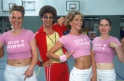 Nachdem die Trainerin das Handtuch geschmissen hat, &uuml;bernimmt Atze (Atze Schr&ouml;der) den Trainerjob bei Bienes (Heike Kloss, 2.v.re.) Volleyballverein. Dabei achtet er allerdings mehr auf den Kleidungsstil der M&auml;dels als auf Spielz&uuml;ge...