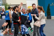 Marian (Sam Eisenstein, M.) wird nach seinem Zielleinlauf von (v.l.) Can (Volkan Isbert), Alexander (Ralf-Maximilian Prack), Deniz (Igor Dolgatschew), Katja (Anna Katharina Samsel, verdeckt) und Melanie (Anna Katharina Fecher) gefeiert. Marian (Sam Eisenstein, M.) wird nach seinem Zielleinlauf von (v.l.) Can (Volkan Isbert), Alexander (Ralf-Maximilian Prack), Deniz (Igor Dolgatschew), Katja (Anna Katharina Samsel, verdeckt) und Melanie (Anna Katharina Fecher) gefeiert.
