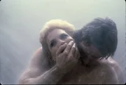 L-R: Kate Miller (Angie Dickinson) und Man in Shower (Robbie L. McDermott)