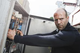 Asiatische Gangster haben Chev Chelios (Jason Statham) ein Kunstherz eingeplanzt. Als er die drahtlose Batterie verliert, die sein Herz am Laufen h&auml;lt, muss er sich st&auml;ndig mit Strom versorgen, wenn er &uuml;berleben will...
