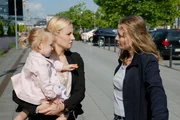 Isabelle (Ania Niedieck mit Nele Deneke als Baby Sophia) erfährt von der Nanny (Isabel Schröter) getroffen, dass Richard bereits ausgezogen ist. Isabelle (Ania Niedieck mit Nele Deneke als Baby Sophia) erfährt von der Nanny (Isabel Schröter) getroffen, dass Richard bereits ausgezogen ist.