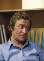 Doctor Robert Elliott (Michael Caine)