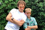 Julian gemeinsam mit Jung-Erfinder Silas. Er hat was erfunden, das vielleicht schon bald vielen Menschen auf der Welt hilft, die eine Farb-Seh-Schw&auml;che haben.