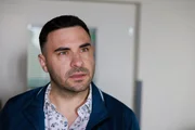 Easy (Lars Steinhöfel) ist zutiefst verletzt, als Ringo es vehement ablehnt, mit ihm nach Hause zu kommen. Easy (Lars Steinhöfel) ist zutiefst verletzt, als Ringo es vehement ablehnt, mit ihm nach Hause zu kommen.