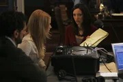 Elle Greenway (Lola Glaudini, r.) versucht von Cheryl (Elizabeth Harnois, M.) und Evan Davenport (Robin Thomas, l.) etwas über Trish zu erfahren, damit ihre Ermittlungen weiter gehen können ... Elle Greenway (Lola Glaudini, r.) versucht von Cheryl (Elizabeth Harnois, M.) und Evan Davenport (Robin Thomas, l.) etwas über Trish zu erfahren, damit ihre Ermittlungen weiter gehen können ...