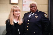 Melissa Rauch als Abby Stone und Lacretta als Donna 'Gurgs' Gurganous(r.)