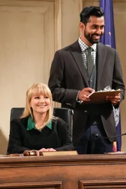 Melissa Rauch als Abby Stone und Kapil Talwalkar als Neil