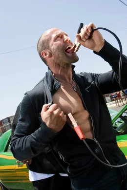 Asiatische Gangster haben Chev Chelios (Jason Statham) ein Kunstherz eingeplanzt. Als er die drahtlose Batterie verliert, die sein Herz am Laufen h&auml;lt, muss er sich st&auml;ndig mit Strom versorgen, wenn er &uuml;berleben will...